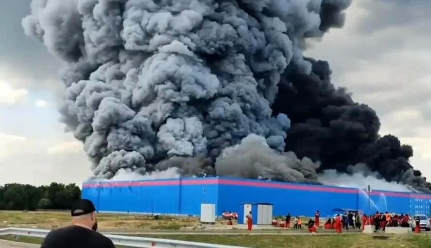 Склад озон горите. Склад озон горите. Склад озон новая рига пожар. Склад озон московская область пожар. Пожар на новорижском шоссе.