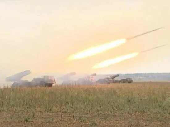 Обстрел рсзо. Рсзо ураган обстрел. рсзо жара. ураган рсзо. т.т.д.американских рсзо обстреливающих донецк.