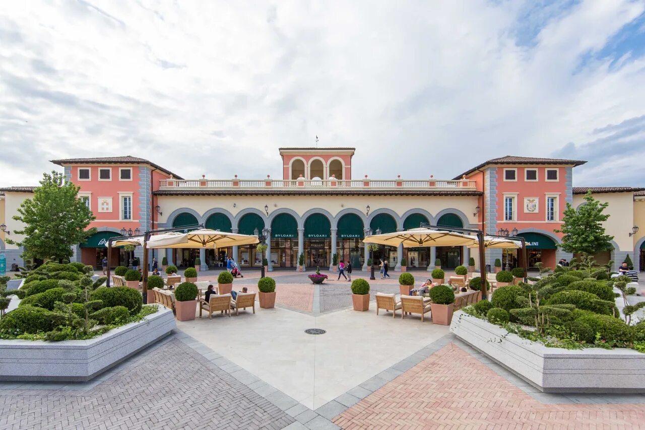 Serravalle outlet. Серравалле Скривия. Аутлет Италия Серравалле. Серравалле Скривия аутлет.