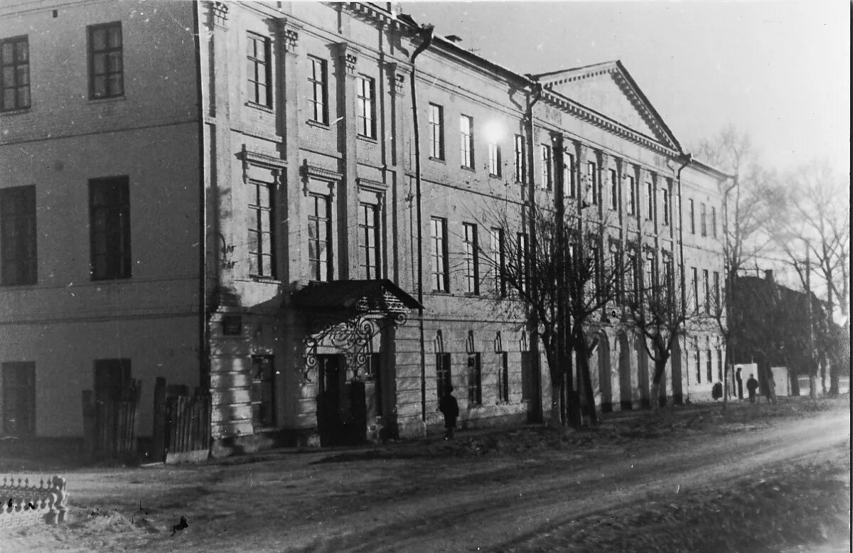 Духовное училище вятка. Васнецов вятская семинария. Вятское духовное училище. Духовное училище вятка. Кафедральная площадь вятка.