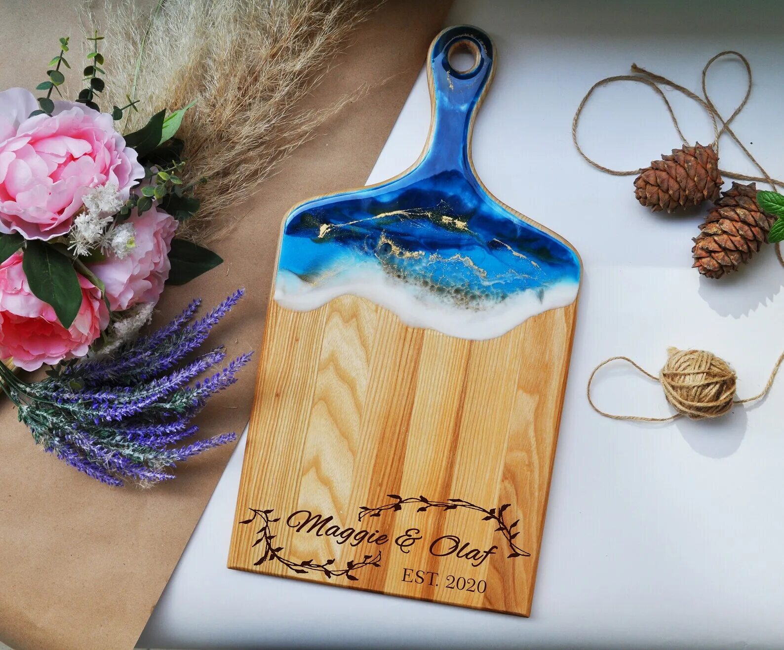 Разделочная доска из эпоксидной смолы. Разделочная доска из эпоксидки. Доска смола. Разделочная доска из эпоксидной смолы. Доски с эпоксидной смолой кухонные.