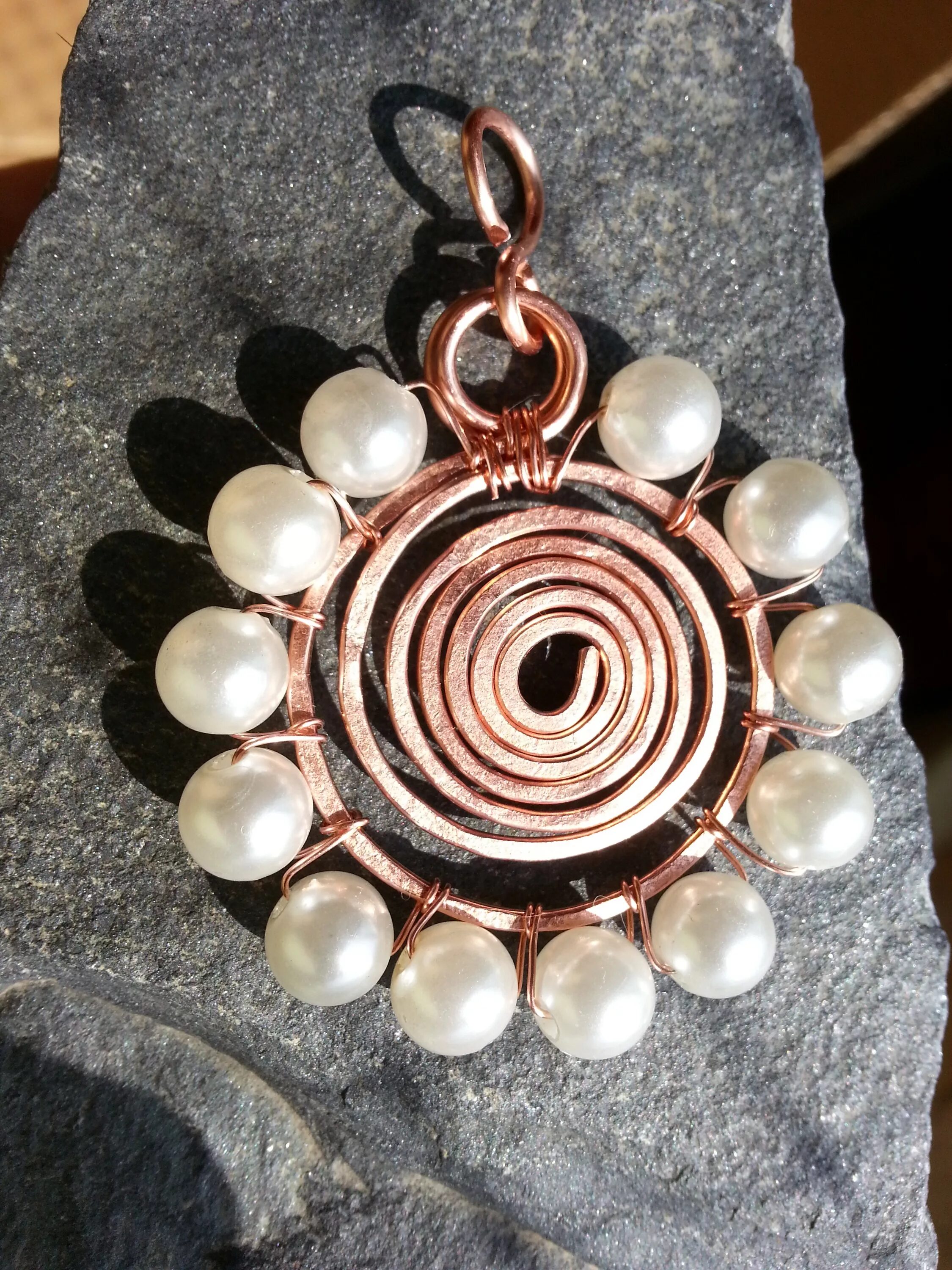 бусины из проволоки. бусина из проволоки. необычные украшения из проволоки. проволока и бусины украшения. оплетение бусины проволокой.