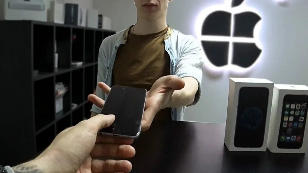 Кража iphone. Кража айфона. Айфон ворованный. Айфон в руке. Иконка пункт управления на iphone 13.
