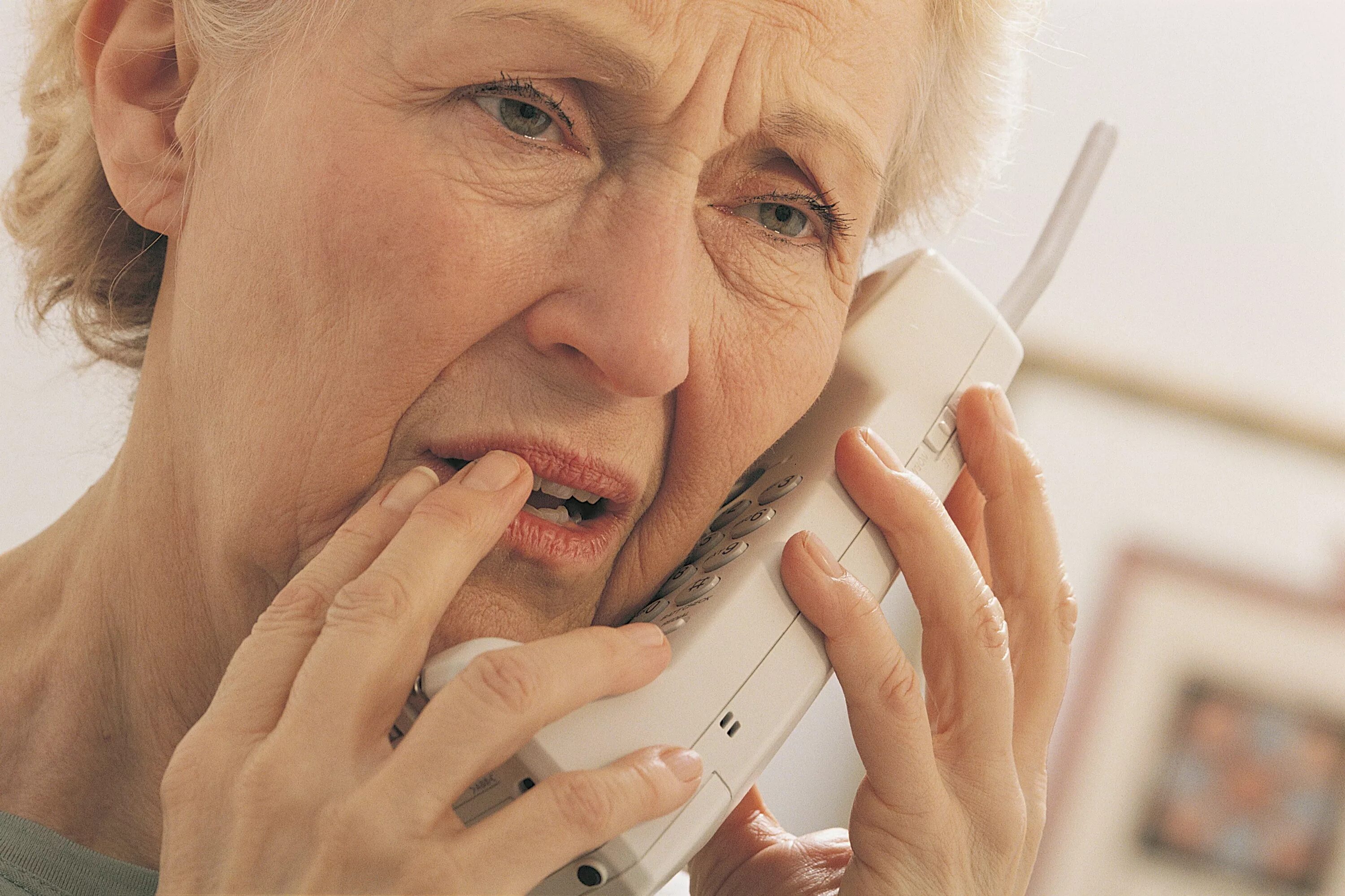 Почему бабушка кричит. Пенсионерка с телефоном. Пожилая женщина с телефоном. Пожилая женщина звонит по телефону. Бабушка с телефоном.