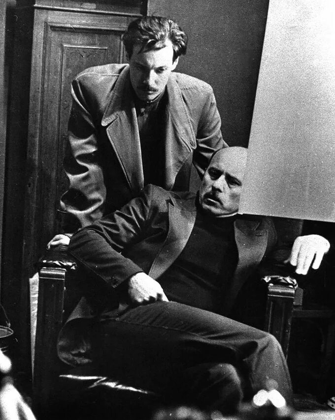 станислав говорухин на съемках место встречи изменить нельзя. говорухин место встречи изменить. говорухин место встречи изменить. станислав говорухин и владимир высоцкий. говорухин место встречи изменить.