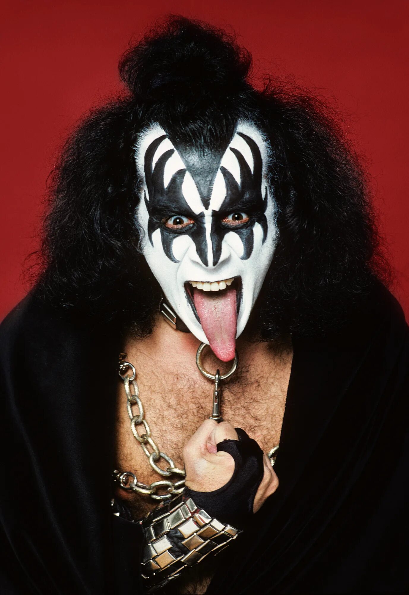 Джин симмонс язык. Группа кисс язык вокалиста. Группа кисс язык. Кис язык. Джин симмонс язык.