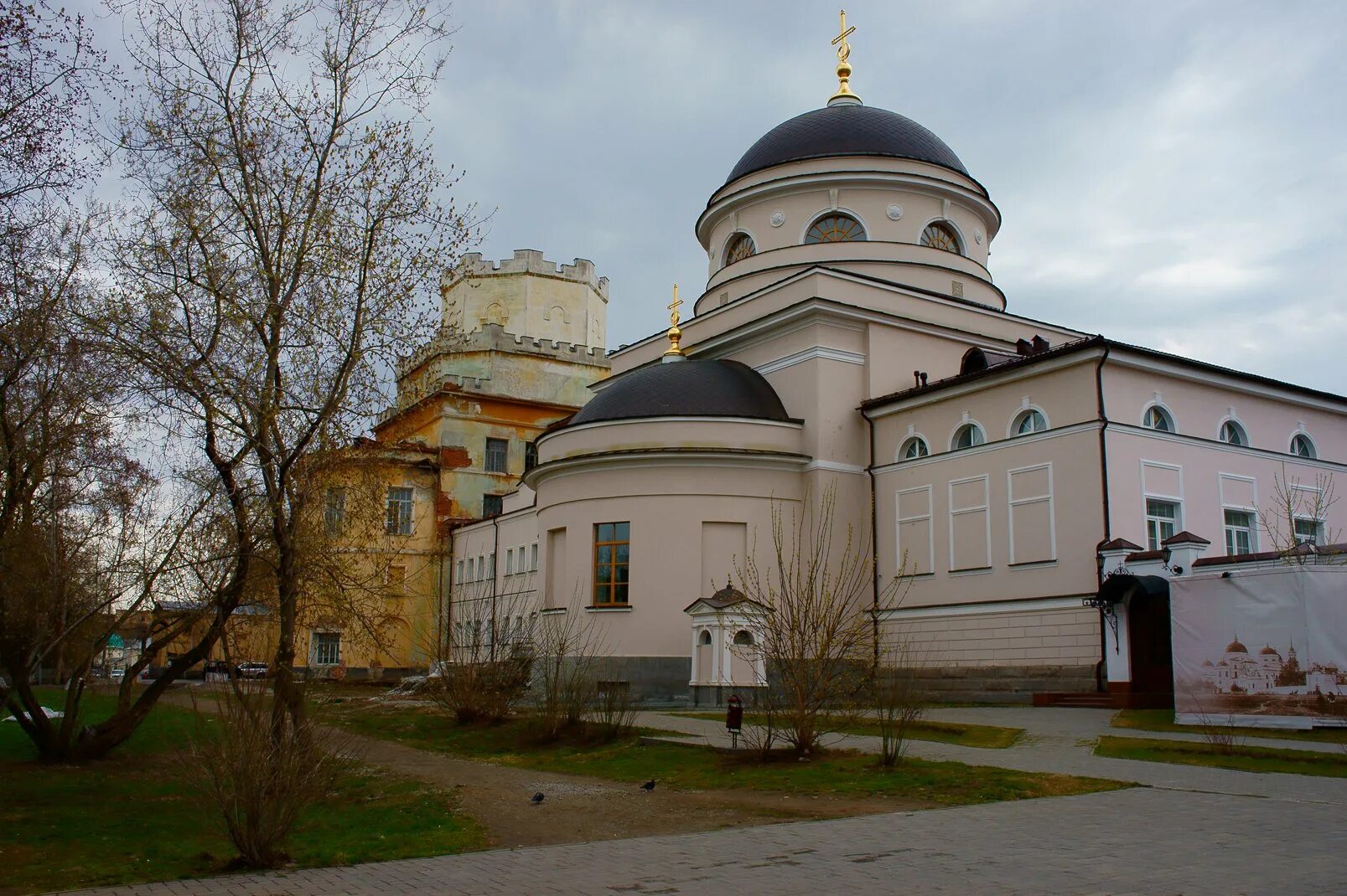 Храм Новотихвинский монастырь Екатеринбург. Ново-Тихвинский женский монастырь в Екатеринбурге.