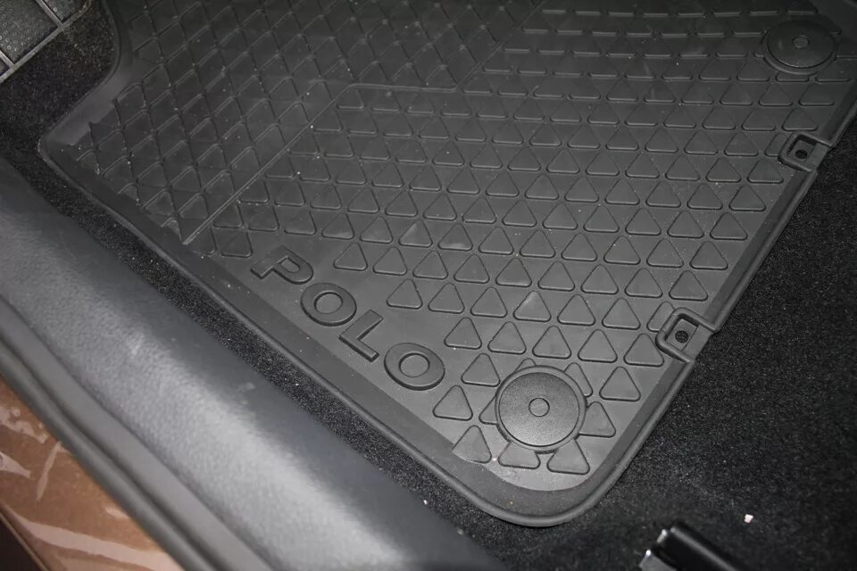 Коврик поло седан водительский. Коврики volkswagen polo 6. Коврик резиновый поло. Коврик резиновый поло. Резиновые резкон поло седан.