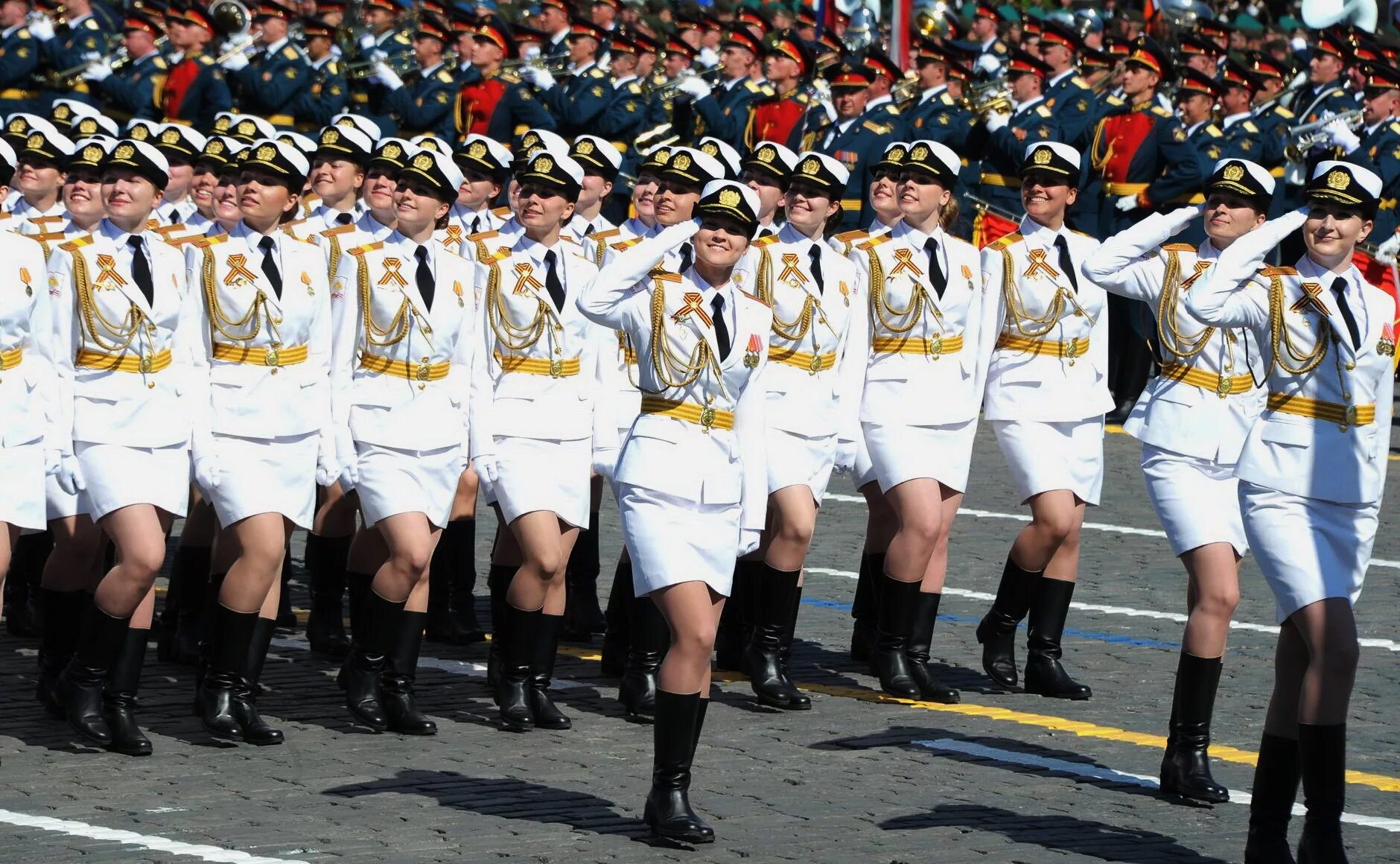 Женщины военные на параде. Девушки военнослужащие на параде. Парад российских девушек военнослужащих. Женские войска на параде.