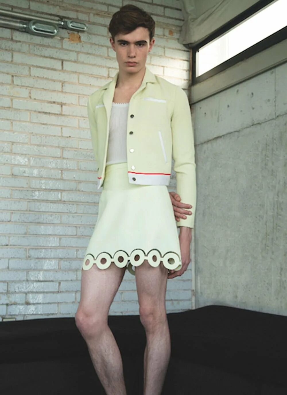 Мальчик в платье. Мальчик в платье. Мужчина принцесса. Мальчик в платье. Юноши в платье.