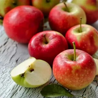 Вкусное сочное яблоко