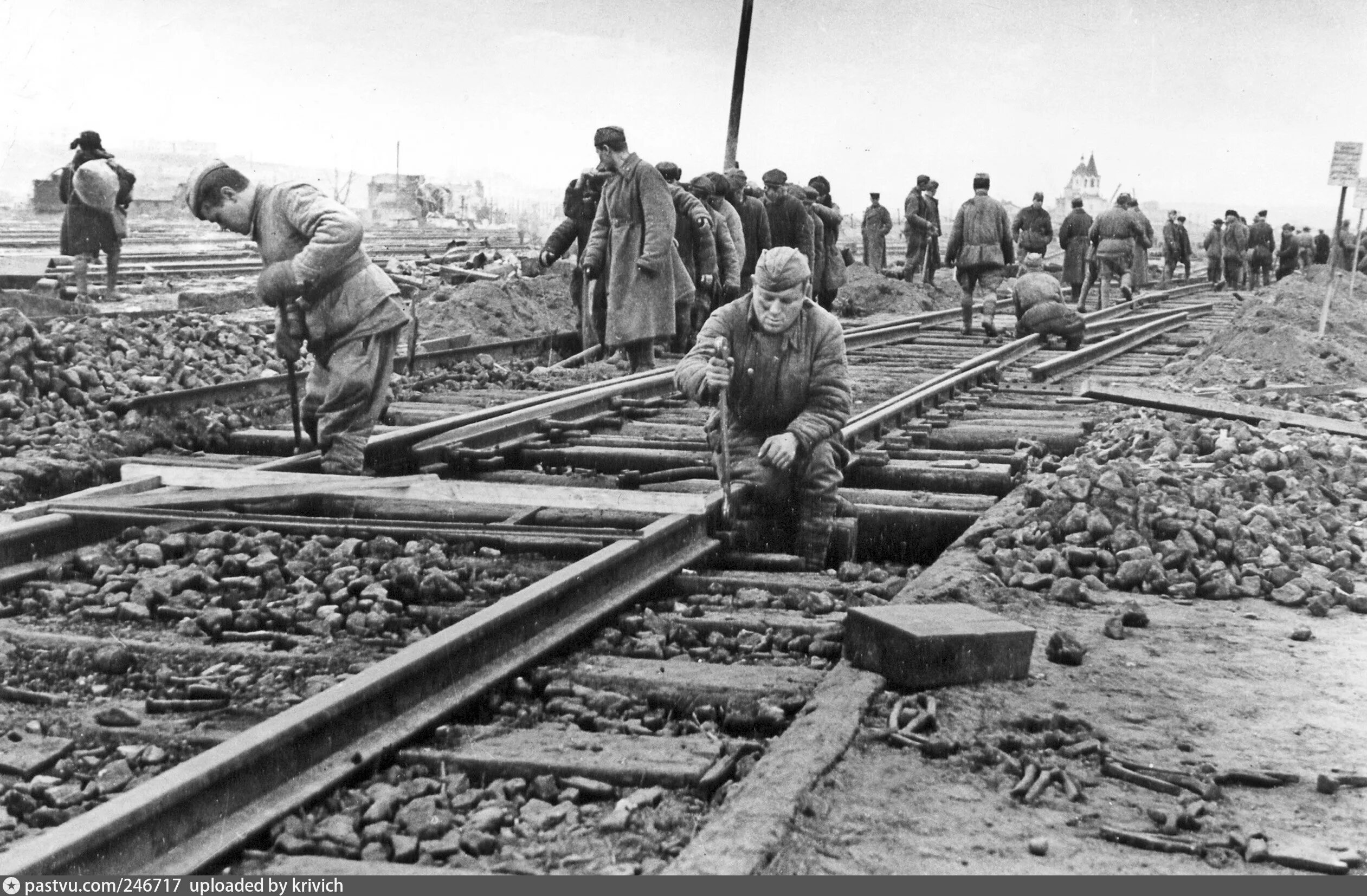 Железные дороги в отечественной. Мурманская железная дорога в годы войны 1941-1945. Разрушенные железные дороги СССР В годы ВОВ. Железная дорога в Куйбышеве в годы войны 1941-1945.