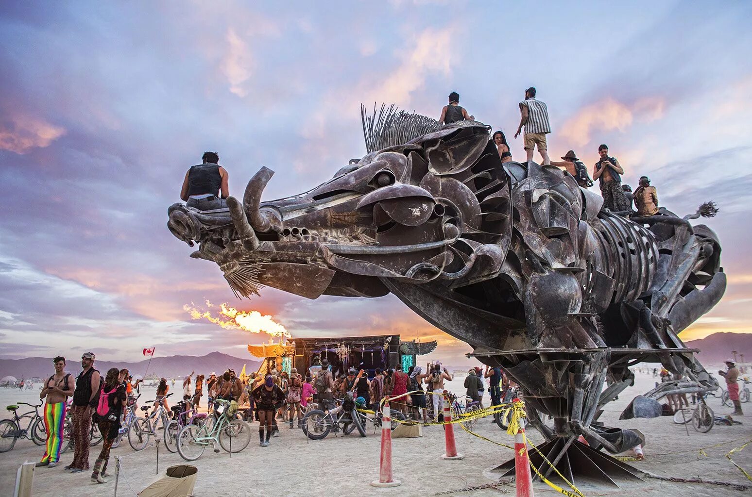 Огненный фестиваль burning man. Фестиваль бернинг мэн арт. Берн фестиваль. Бернинг мэн 2022. Фестиваль в пустыне невада burning man.