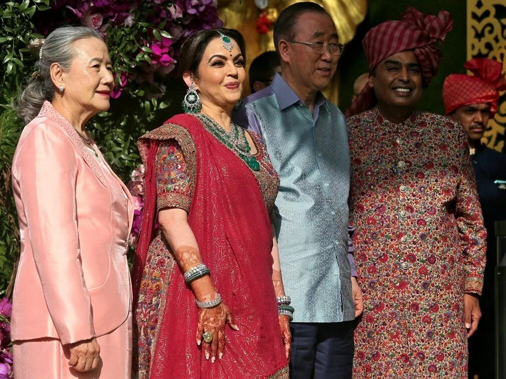 Самого богатого человека в индии. Семья Амбани Индия. Мукеш Амбани. Жена Амбани. Нита Амбани.