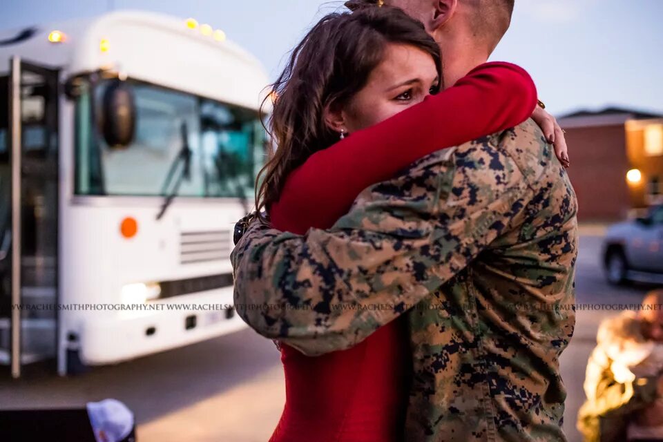 Девушка солдат. Солдат обнимает девушку. Обнимает военного. Девушка провожает парня.