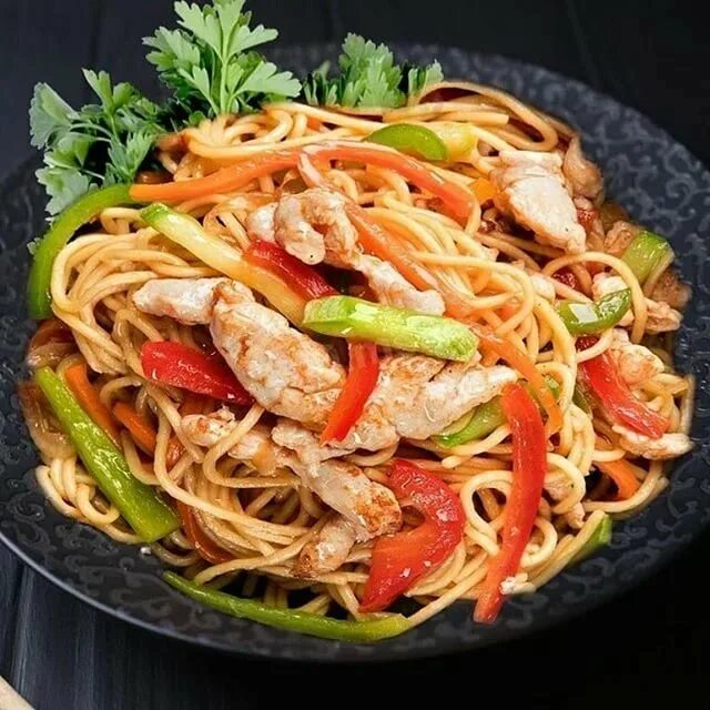 Домашняя лапша со свининой и овощами. Вок удон. пшеничная лапша вок. лагман удон. wok удон с курицей.