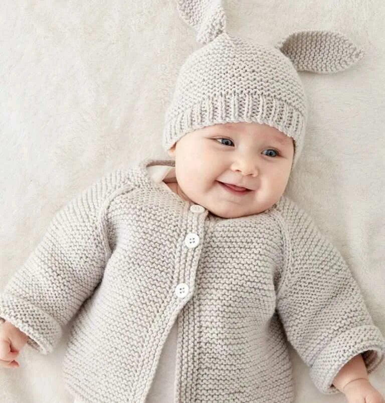Кофточка для малыша. Кофточка для малышки. Вязаные вещи для мальчиков до года. Вязаная жилетка для малышки. Вязание для детей от 1 до 3.