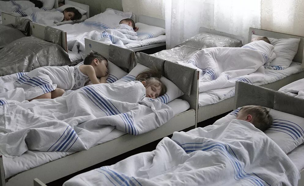 Тихий час в садике. Сон в детском саду. Сончас в детском саду. Дети спят в детском саду. Сончас в детском саду.