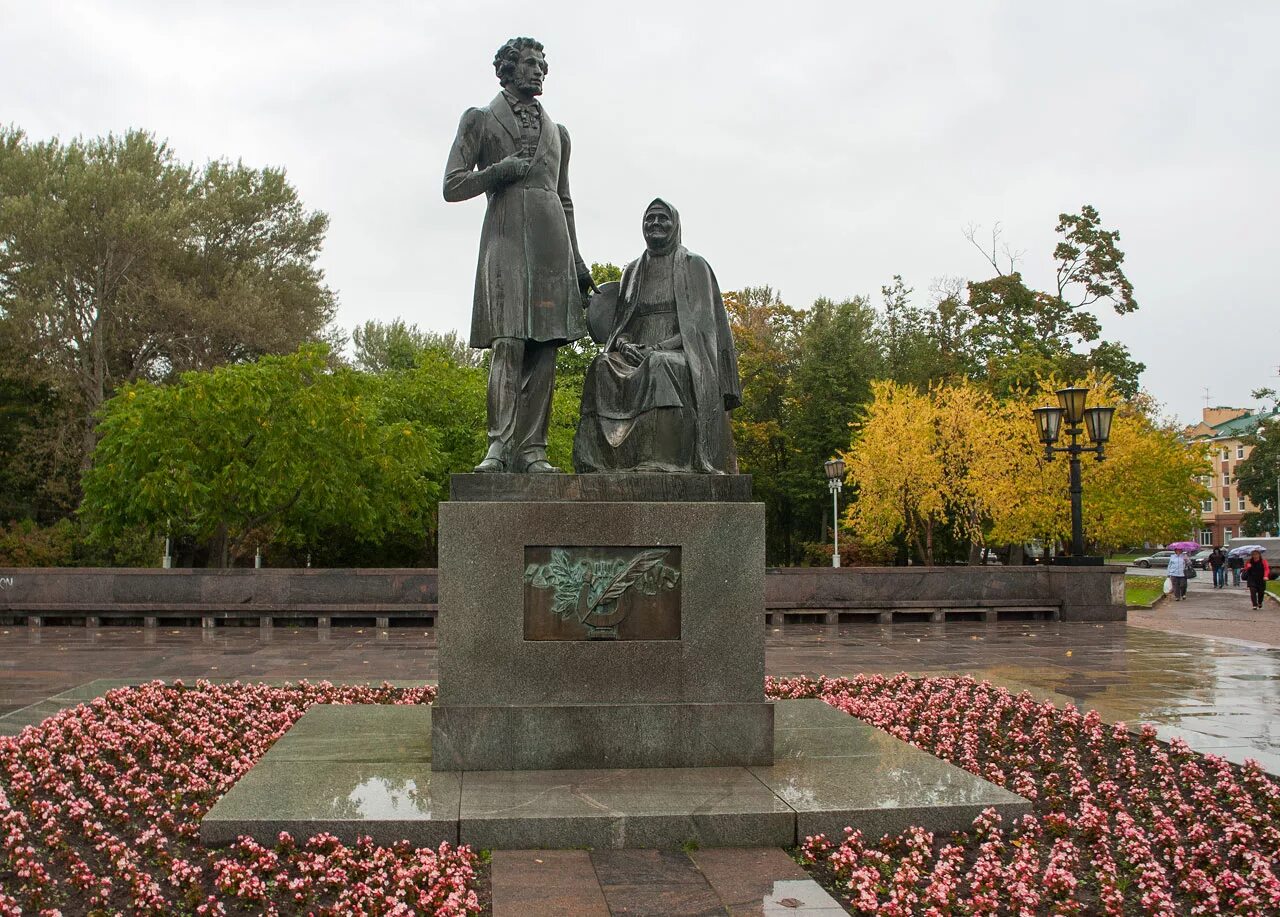 Памятник пушкину в каком городе. Памятник пушкину и арине родионовне в пскове. пушкин и крестьянка псков. памятник пушкин и крестьянка псков. памятник пушкину и арине родионовне.