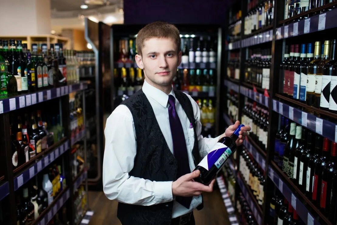 продавец и покупатель. торговый консультант. продавщица в магазине. продавщица в магазине. кассирша в магазине одежды.