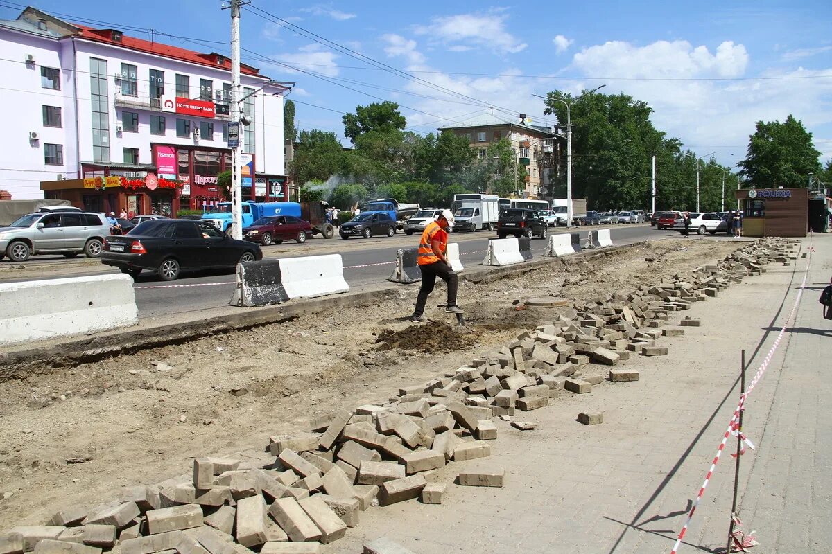 Какие дороги закрыли в казахстане. Казахстан улицы. Закрытие дороги. Обвал на дороге. Трамвай на дороге.