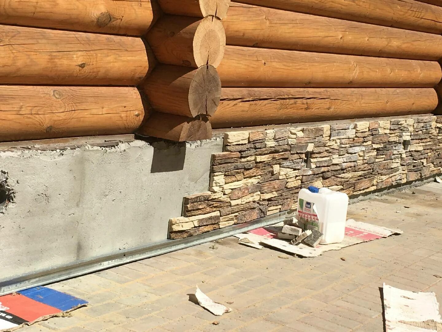 Отмостка фундамента. Отделка цоколя деревянного дома. Отделка цоколя. Деревянный цоколь. Деревянный цоколь.