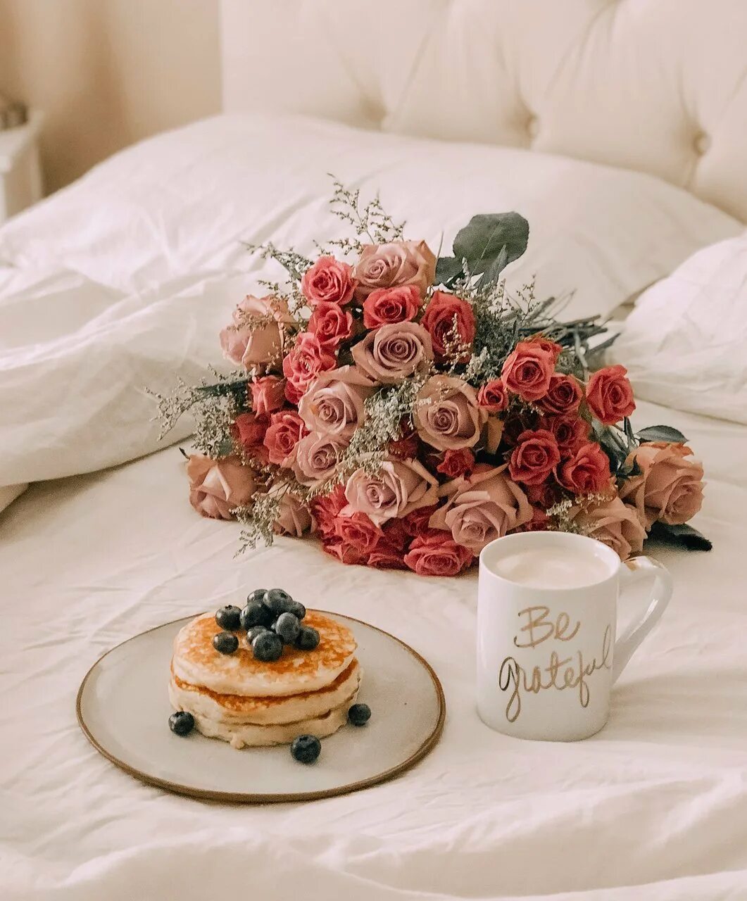 Открытка с добрым утром букеты. Кофе и цветы. Утро кофе цветы. Завтрак в пастель и Цвети. Красивый завтрак с цветами.