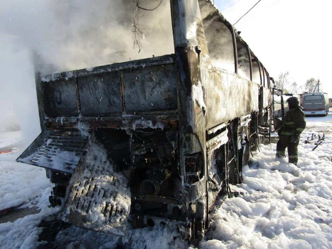 В Балаково сгорел автобус. Сгорел автобус Мерседес. Балаково пожар автобусов. Сгорел автобус волгоград