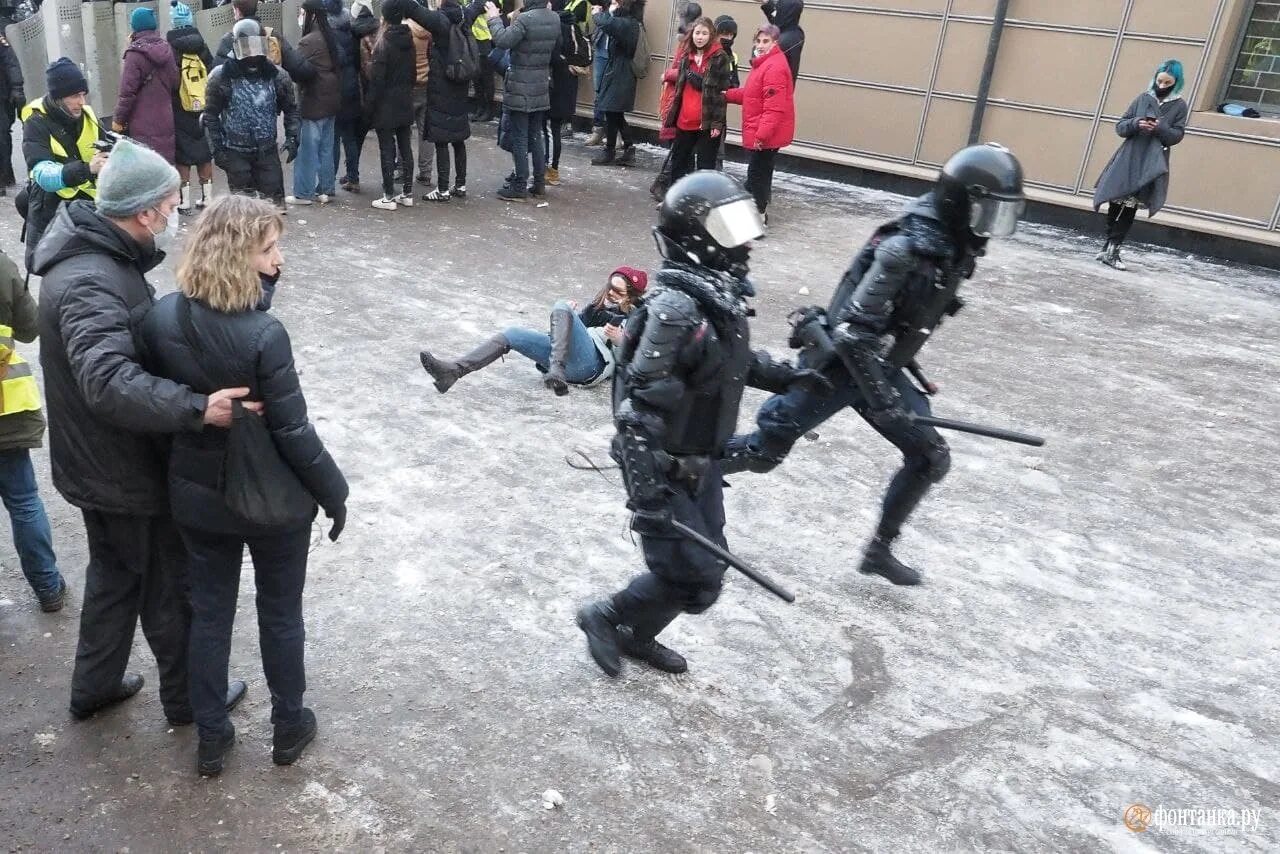 Протесты в Петербурге. ОМОН на Дворцовой площади. Протесты на Дворцовой площади. Акция протеста на Дворцовой. Стрельба на сенной