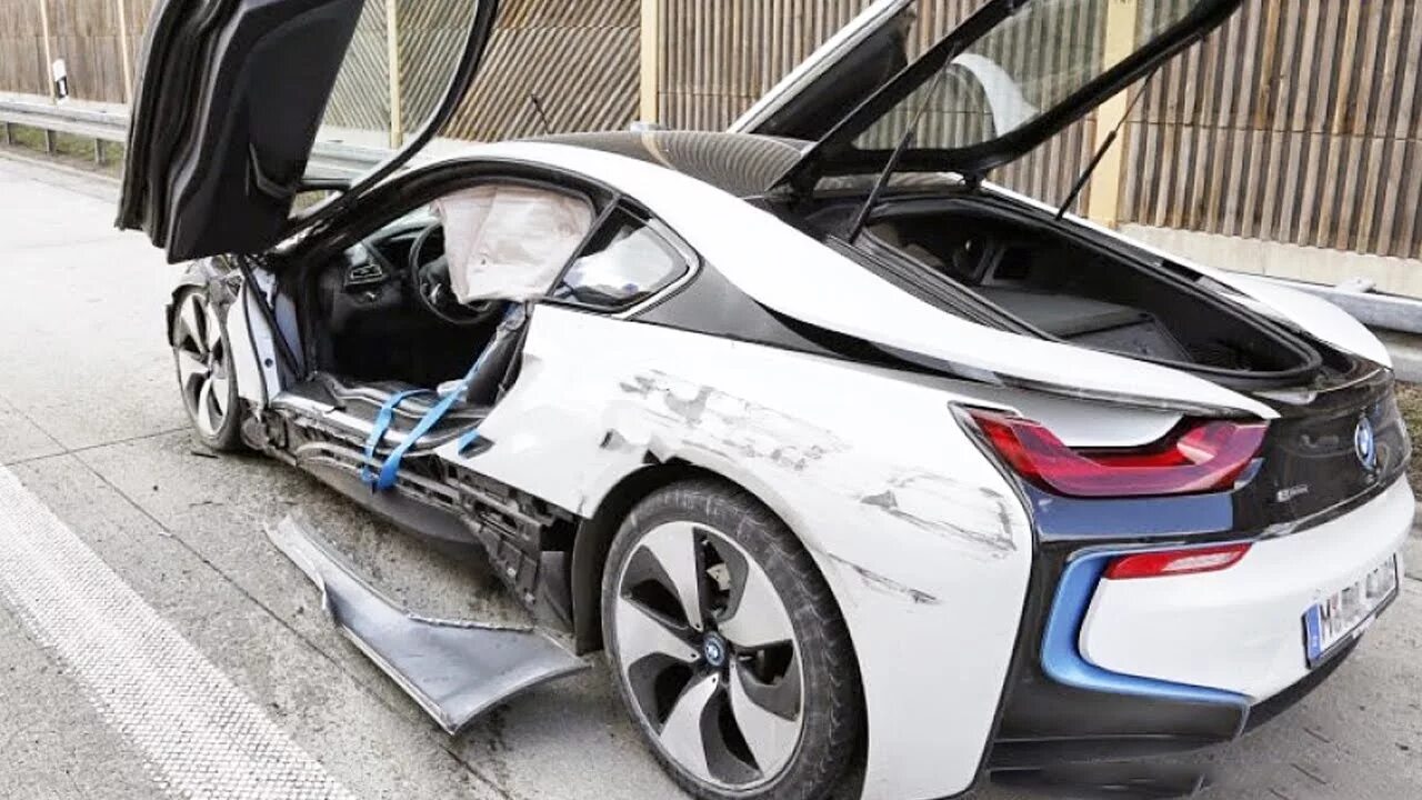 Разбитая БМВ ай 8. БМВ гибрид i8. BMW i8 Разбитая.