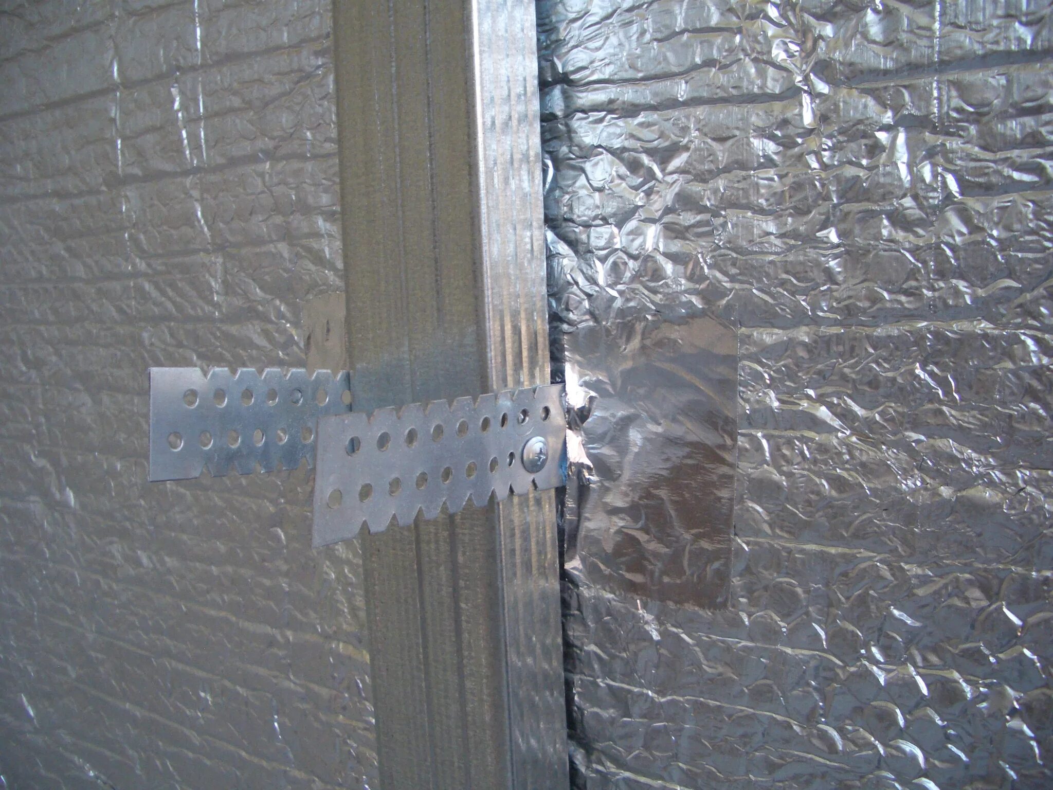 каркас для шумоизоляции. общибка стена гипсакартон. утеплители для внутренних стен. отделка гипсокартонных стен. утеплитель стен из гипрока.