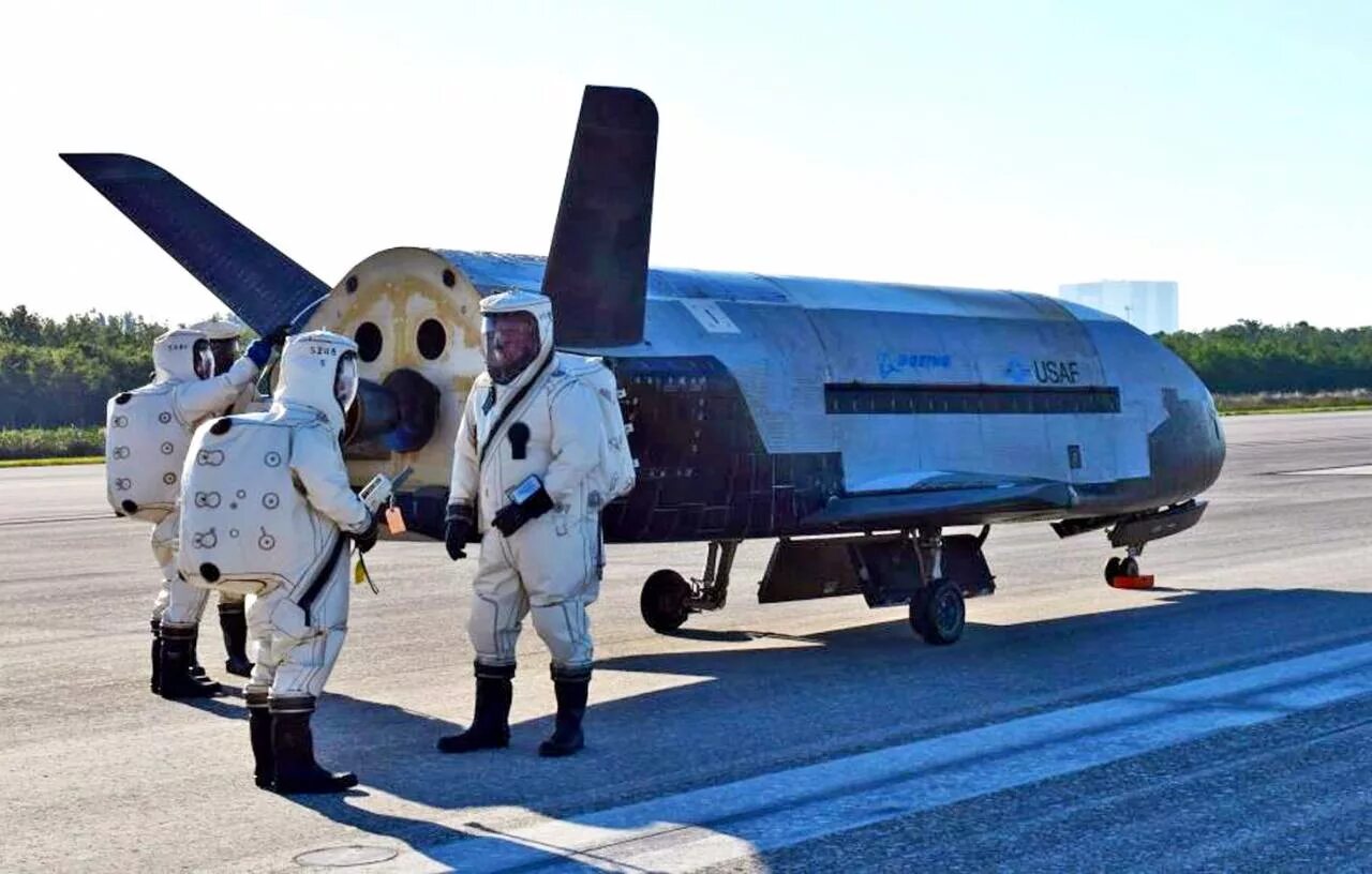 Орбитальный самолёт x-37b. Мини-шаттл x-37b. Космический самолёт x-37b ВВС США. Космический беспилотник x-37b. Х 37 б