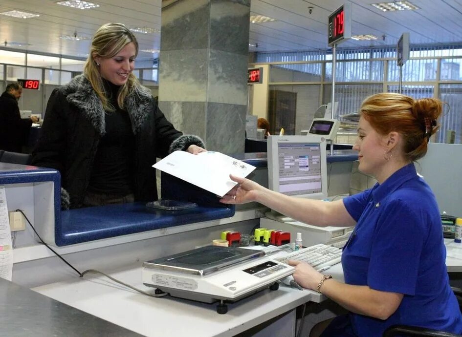 Получения post. Почтовый оператор. Прием корреспонденции. Почтальон вручает. Вручение почта России.