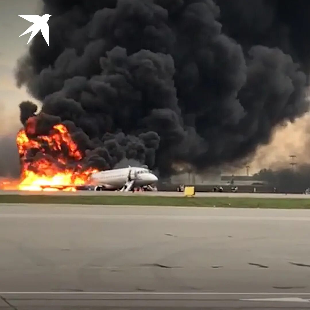 Самолет горит. Аэрофлот шереметьево крушение. катастрофа ssj 100 погибшие. горящий самолет. пожар в самолете.