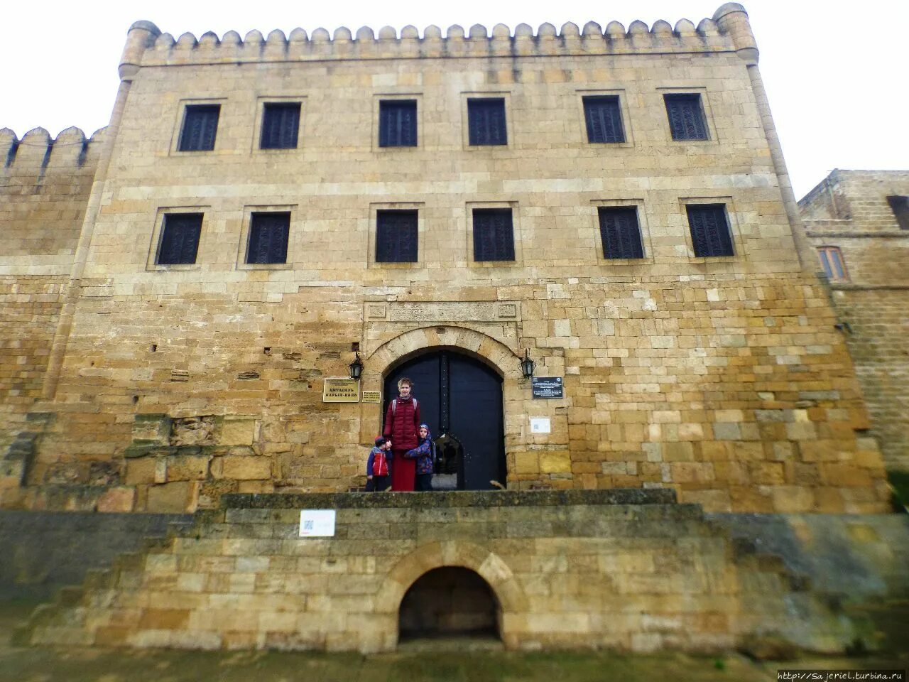 Дербент крымов. Столица дагестана дербент. Дербент крымов. Дербент 2010. Подземная тюрьма зиндан дербент.