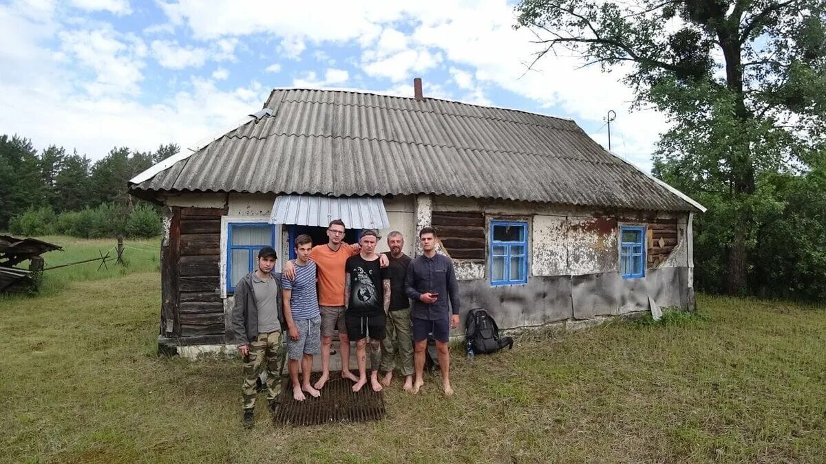 Сколько лет там живешь. Чернобыль зона отчуждения самоселы. Самоселы в Припяти. Село Куповатое Чернобыль. Зона отчуждения село самоселов.