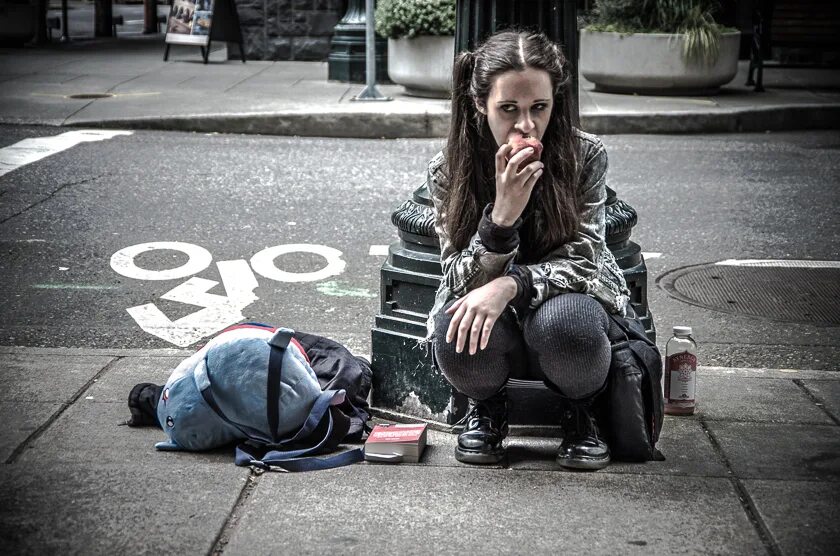 Homeless women. Бездомные молодые женщины. Бездомная молодая девушка.