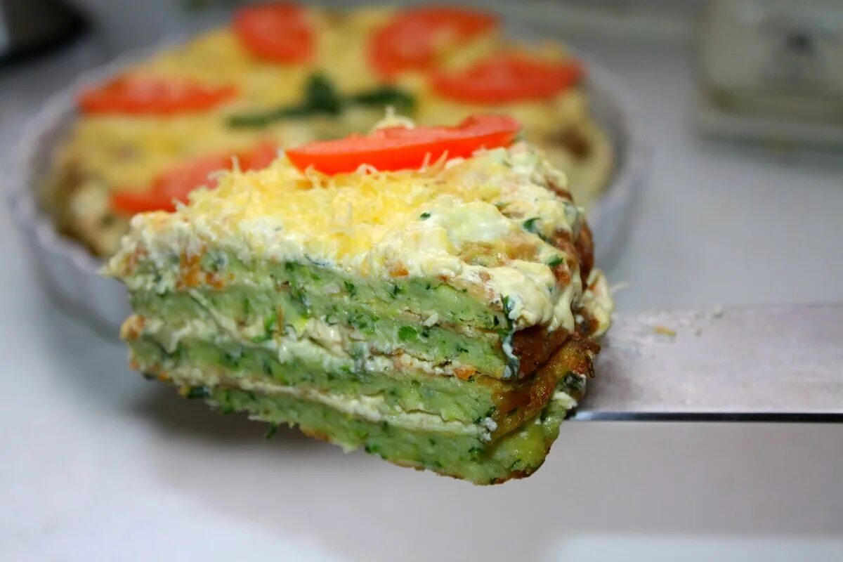 Торт из кабачков с чесноком и майонезом. Шпинатный закусочный торт. кабачковый закусочный торт. торт из кабачков. овощной торт.