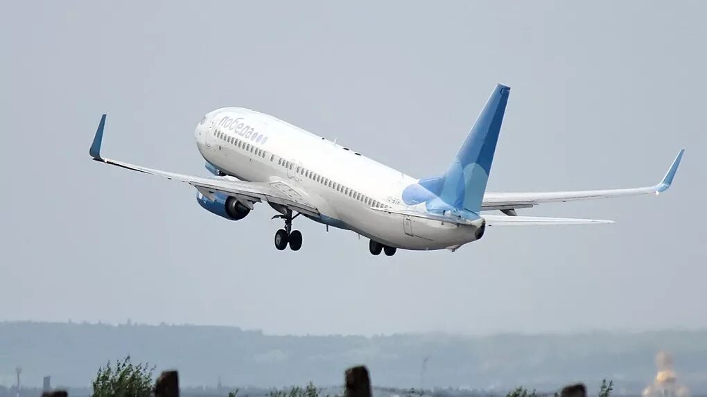 Самолет победа боинг 737. Аэропорт большое савино самолет. Омск-санкт-петербург авиабилеты. Спб омск авиабилеты. Москва мюнхен авиабилеты.