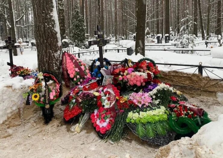 Могила Анны Тупоршиной. Могила усыпанная цветами. Прорубь крещение утонула девушка