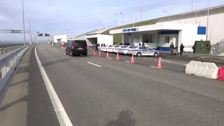 Мост в крыму через керченский пролив. Крымский мост 2022. Крымский мост дорога. Крымский мост 2023. Мост керченский пролив.