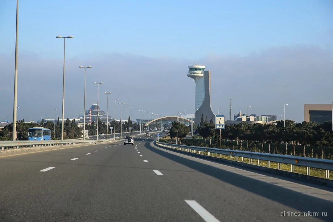 Въехать в азербайджан. Дорога в аэропорт Баку. Въезд в Баку. Город Баку дорога. Баку дорого с аэропорта в город.
