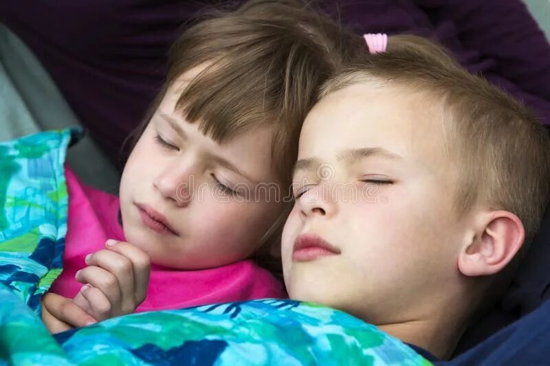 Брат сестру перед школой. Спящие детки брат и сестра. Сестренка и спящий брат. Спящую сестренку.