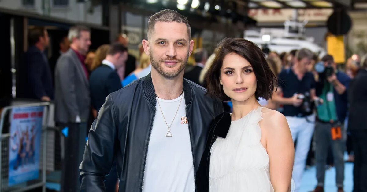 Том харди с девушкой. Жена тома харди 2023. Шарлотта райли и том харди свадьба. Том харди с девушкой. Шарлотта райли семья.