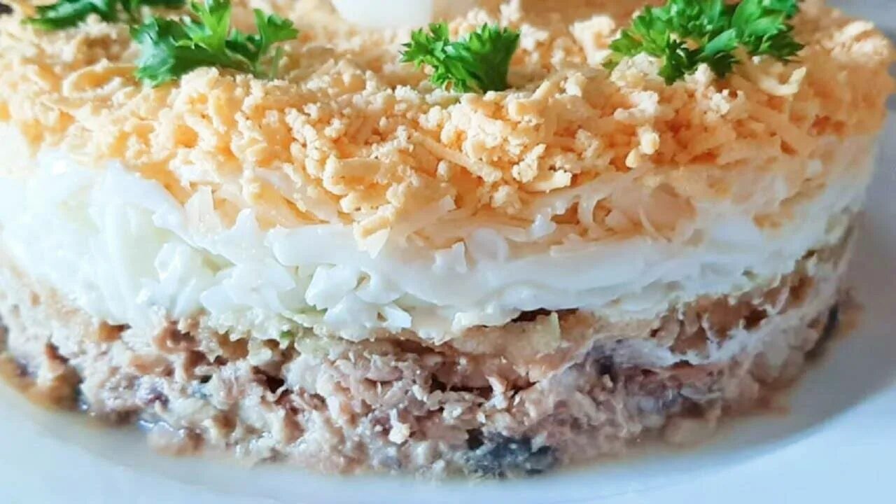 Какой сделать салат из консервы. Слоеный рыбный салат. слоеный салат с рыбой. салат слоями с консервой рыбной. салат слоеный из отварной рыбы.