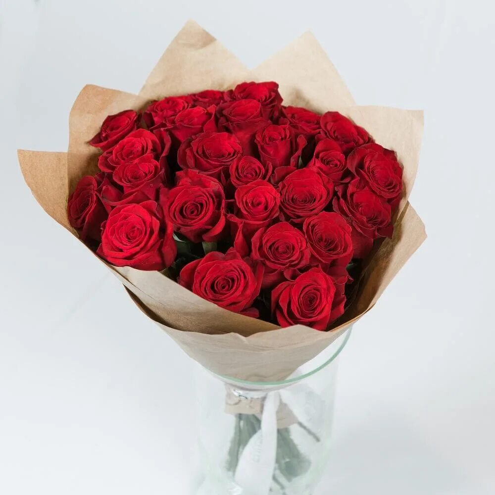 Букет из 25 красных кенийских роз. Букет кенийских красных роз 50см. Букет 25 красных роз "Эквадор". Упаковка крафт 25 роз 60см.