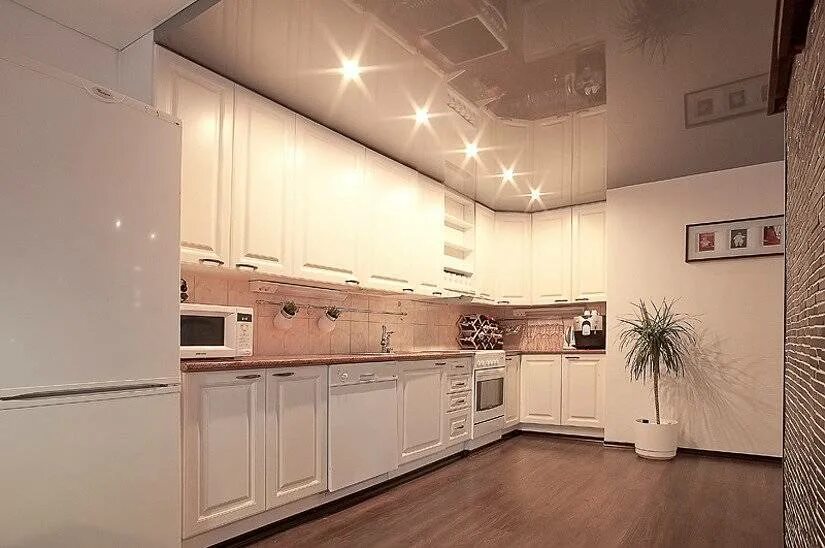 Сколько светильников нужно на кухню. Потолочное освещение на кухне. Точечное освещение на кухне. Точечный свет на кухне. Точечные светильники на маленькой кухне.