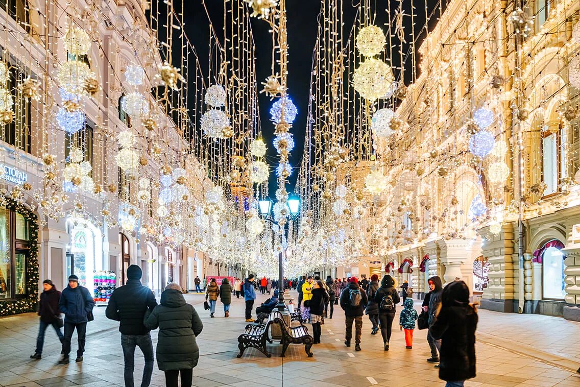 Москва где украсили. Столешников переулок иллюминация. Никольская улица 2022. Столешников переулок 2022. Никольская улица Москва 2023.