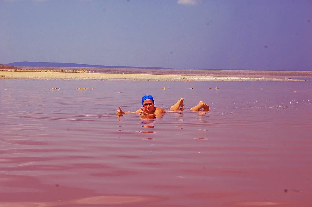 Люди купаются в озере Хиллер. Розовое озеро купаться. Розовое озеро в Крыму купание. Розовое озеро люди купаются. Купание крым
