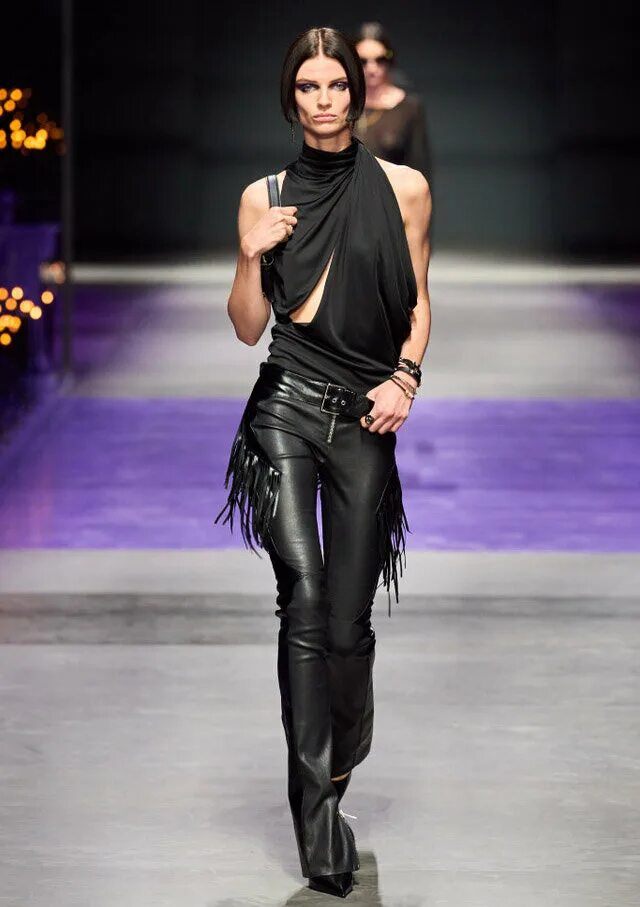 Коллекция версаче лето 2023. Мода 2023 версаче. Показ версаче 2023. Донателла версаче 2023. Донателла версаче 2023.